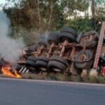 Motorista de RO sobrevive após caminhão tombar e pegar fogo na BR
