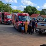 Mulher fica ferida após moto colidir com caminhonete; Peça da motocicleta fica cravada na coxa