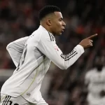 Vini Jr vacila, mas Real vence com dois de Mbappé e segue caça ao Barça