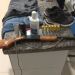 Suspeitos com ligação a facção criminosa são detidos com arma e munições em Cacoal Suspeitos com ligação a facção criminosa são detidos com arma e munições em Cacoal