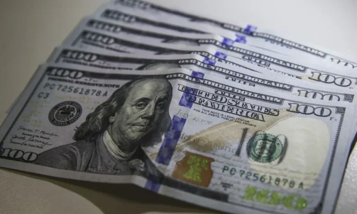 Dólar cai para R$ 5,01 com exterior e expectativa eleitoral no Brasil