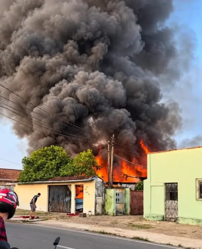 Incêndio de grande proporção destrói residência em Ji-Paraná